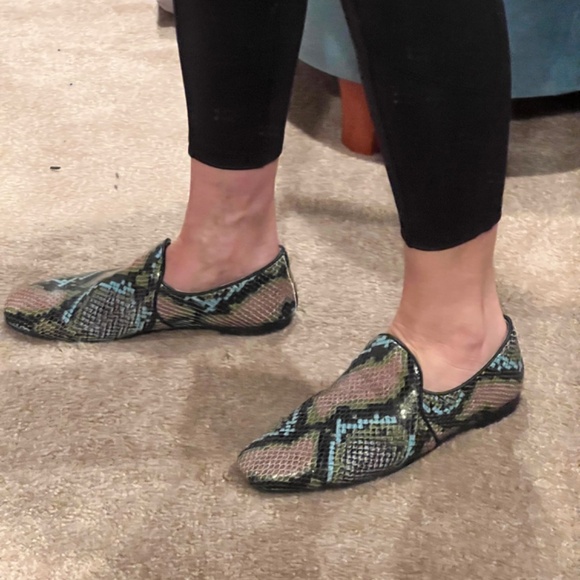Stunning Aquatalia Snake Embossed Slip Ons - Picture 3 of 11